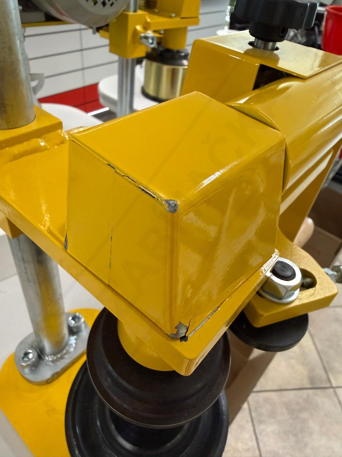 Uzatvárač konzerv ručný automatický RZK-A - mierne poškodený